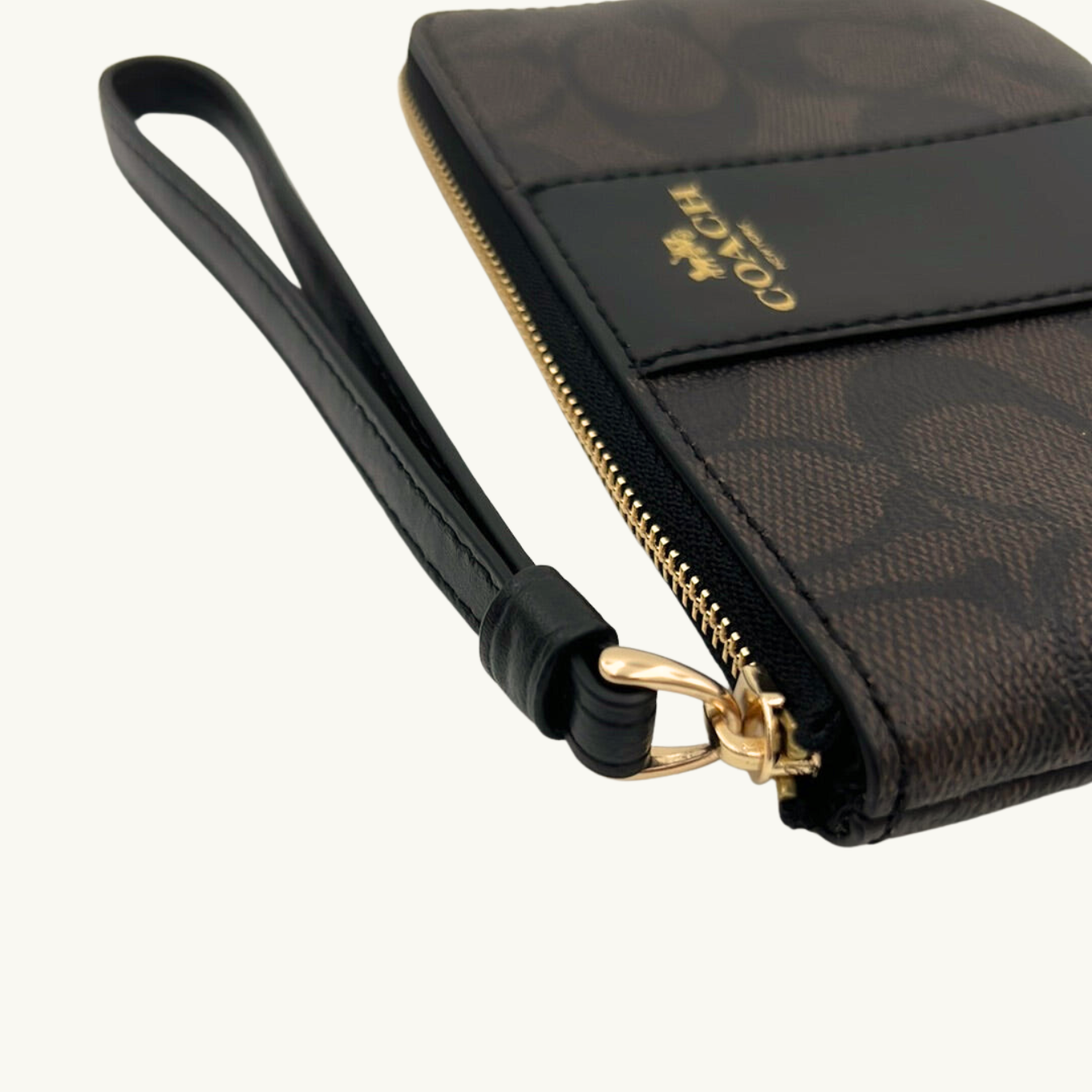 コーチ ポーチ / CORNER ZIP WISTLET IN SIGNATURE CANVAS / ブラウン ブラック シグネチャーキャンバス