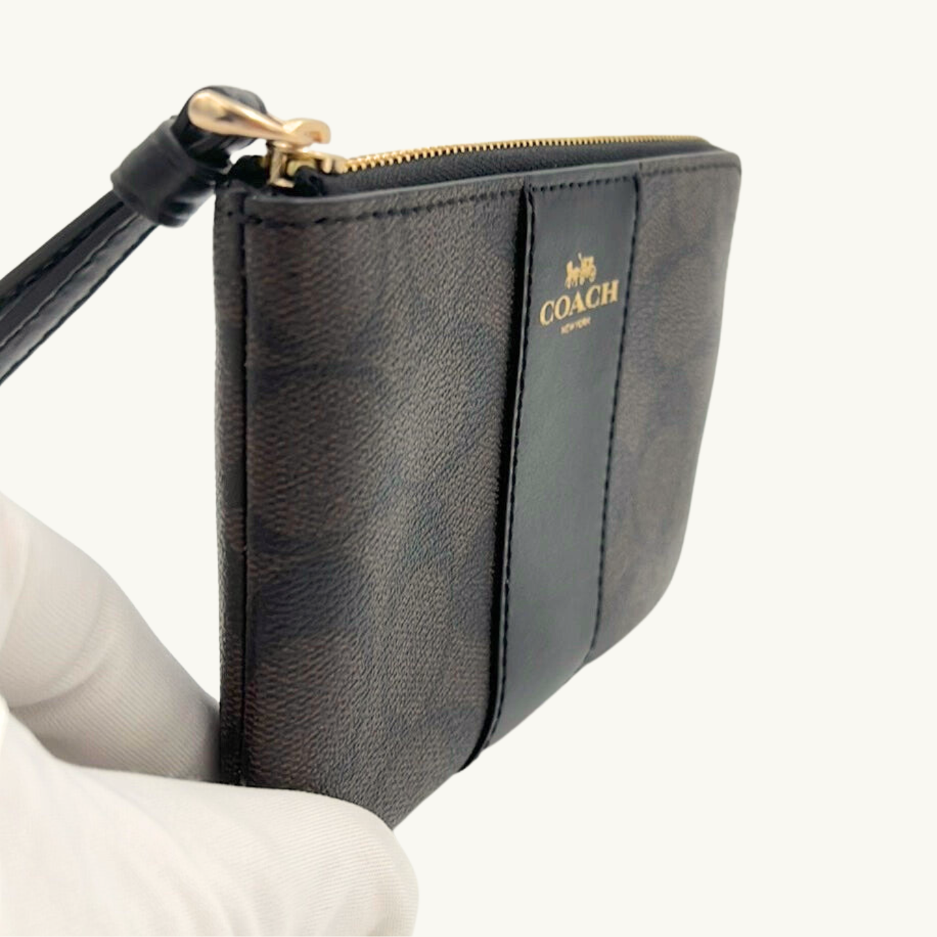 コーチ ポーチ / CORNER ZIP WISTLET IN SIGNATURE CANVAS / ブラウン ブラック シグネチャーキャンバス
