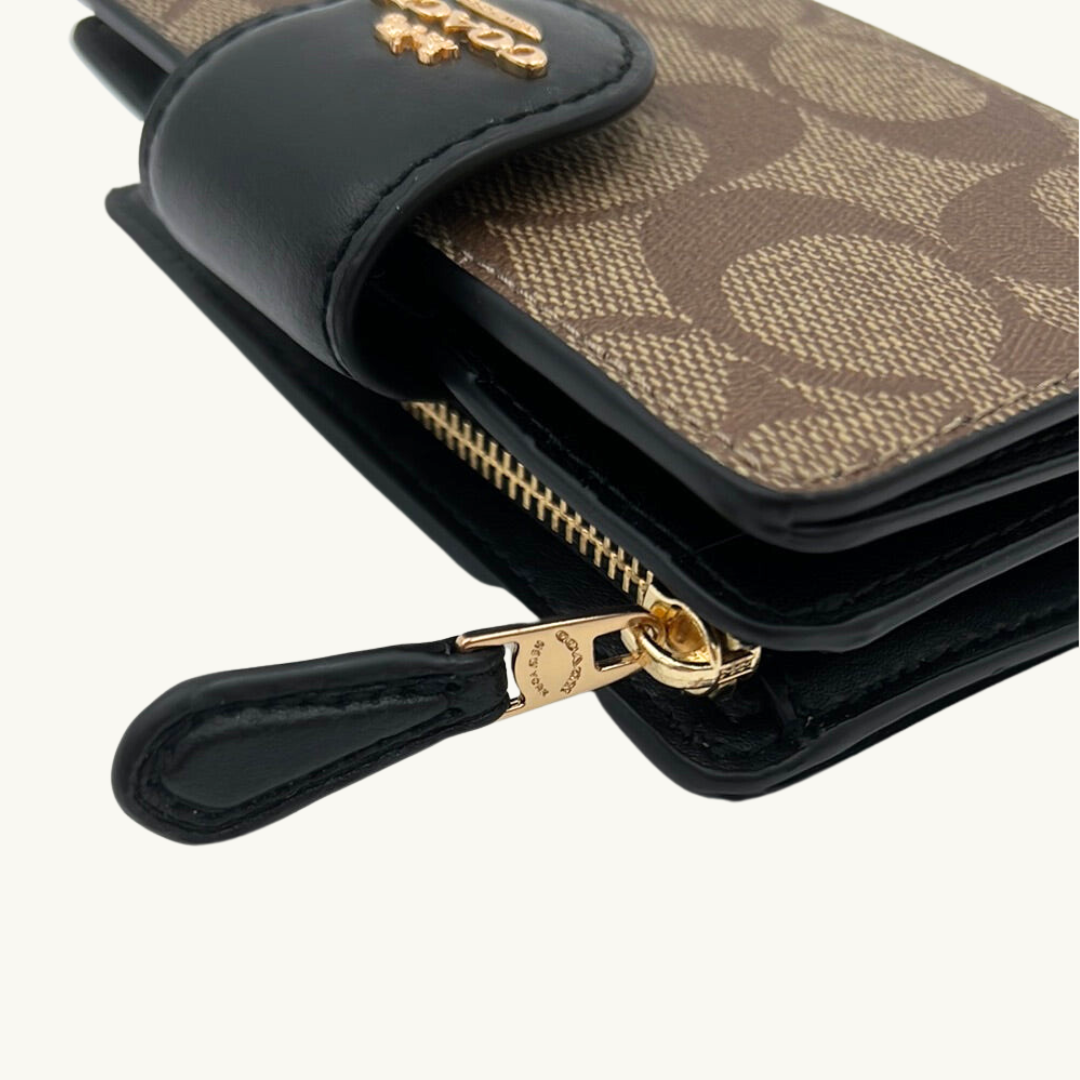 コーチ 二つ折り財布 / MEDIUM CORNER ZIP WALLET IN SIGNATURE CANVAS / カーキ ブラック シグネチャーキャンバス