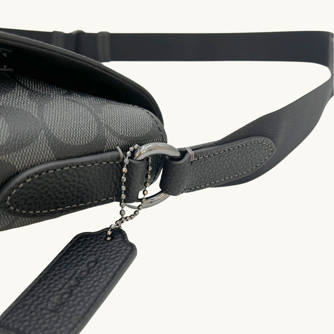 コーチ ブリーフケース メンズ / HUDSON MESSENGER IN SIGNATURE CANVAS / チャコール ブラック シグネチャーキャンバス&ペブルレザー