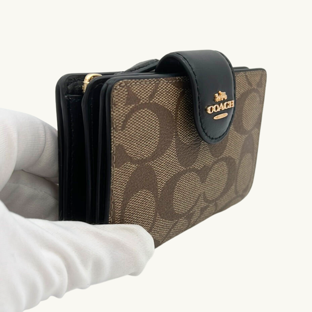 コーチ 二つ折り財布 / MEDIUM CORNER ZIP WALLET IN SIGNATURE CANVAS / カーキ ブラック シグネチャーキャンバス