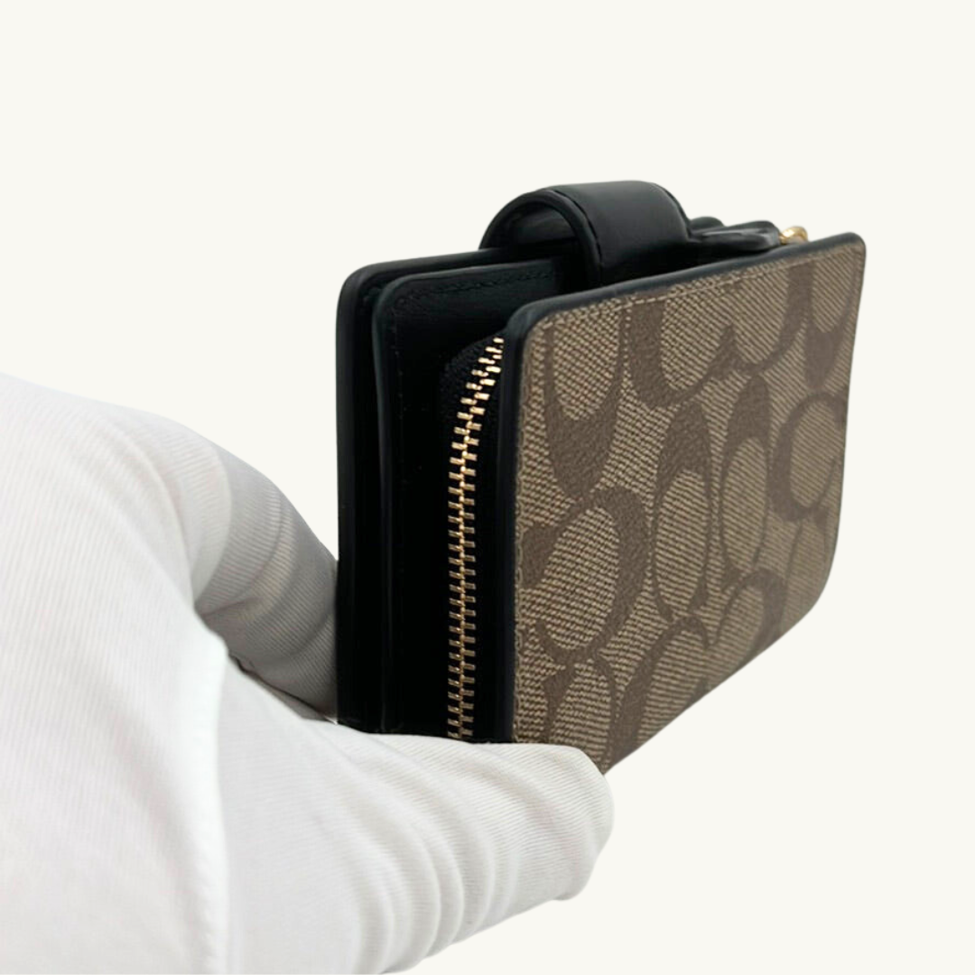 コーチ 二つ折り財布 / MEDIUM CORNER ZIP WALLET IN SIGNATURE CANVAS / カーキ ブラック シグネチャーキャンバス