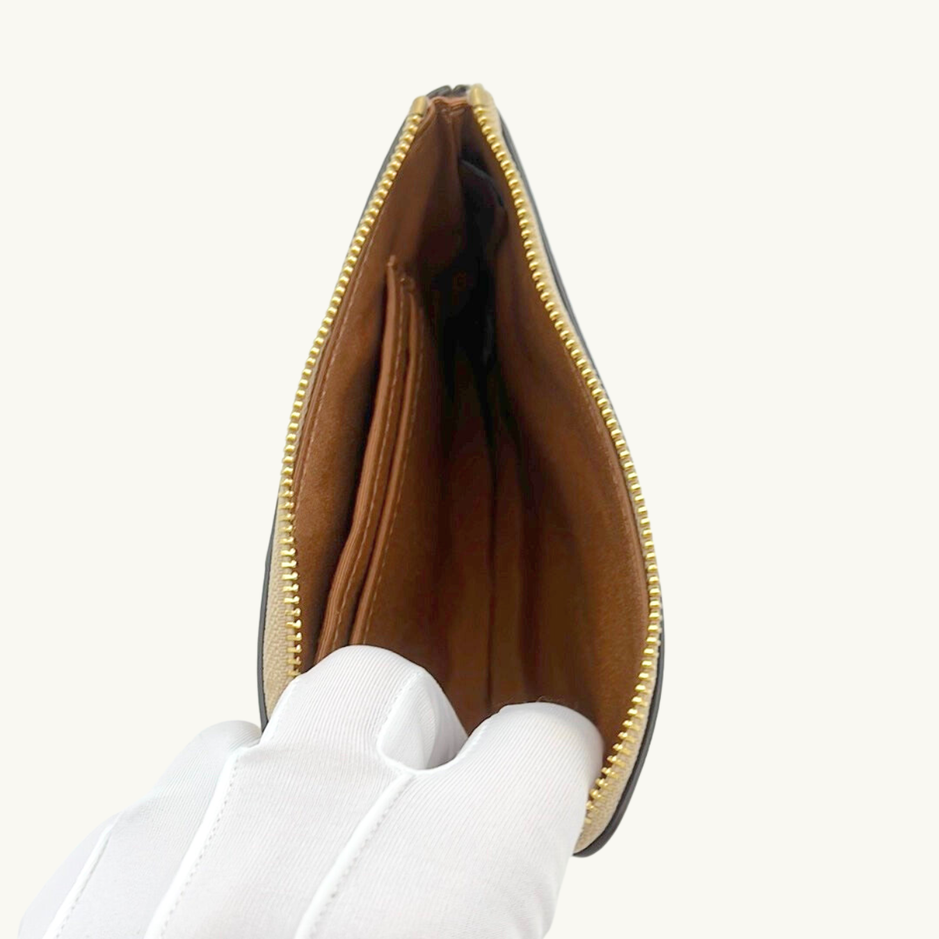 コーチ ポーチ / CORNER ZIP WISTLET IN SIGNATURE CANVAS / ライトカーキ チョーク シグネチャーキャンバス