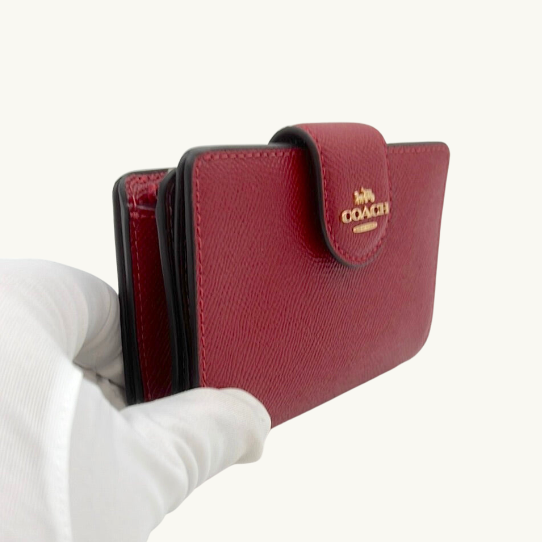 コーチ 二つ折り財布 / MEDIUM CORNER ZIP WALLET / レッド クロスグレインレザー